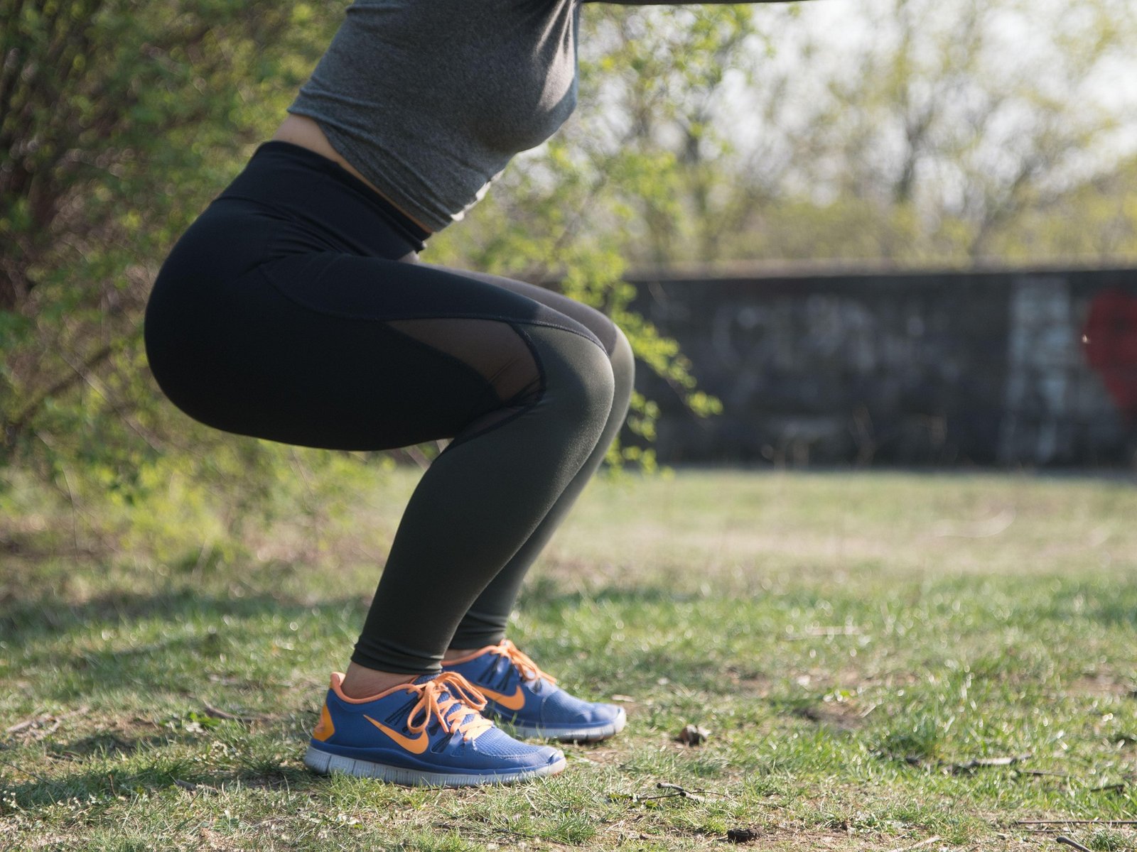 shaking legs squat